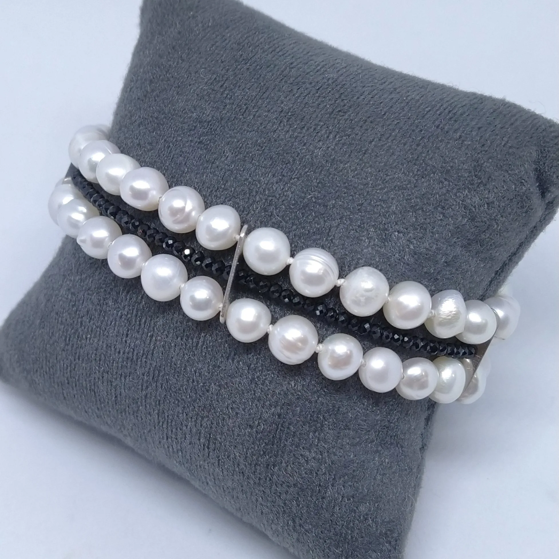bracelet perles d'eau douce et spinelle