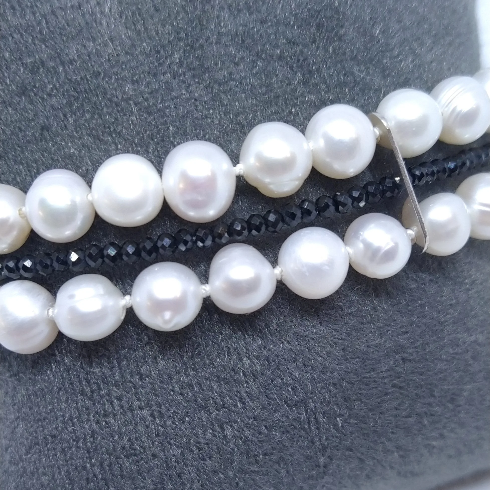 bracelet perles d'eau douce et spinelle