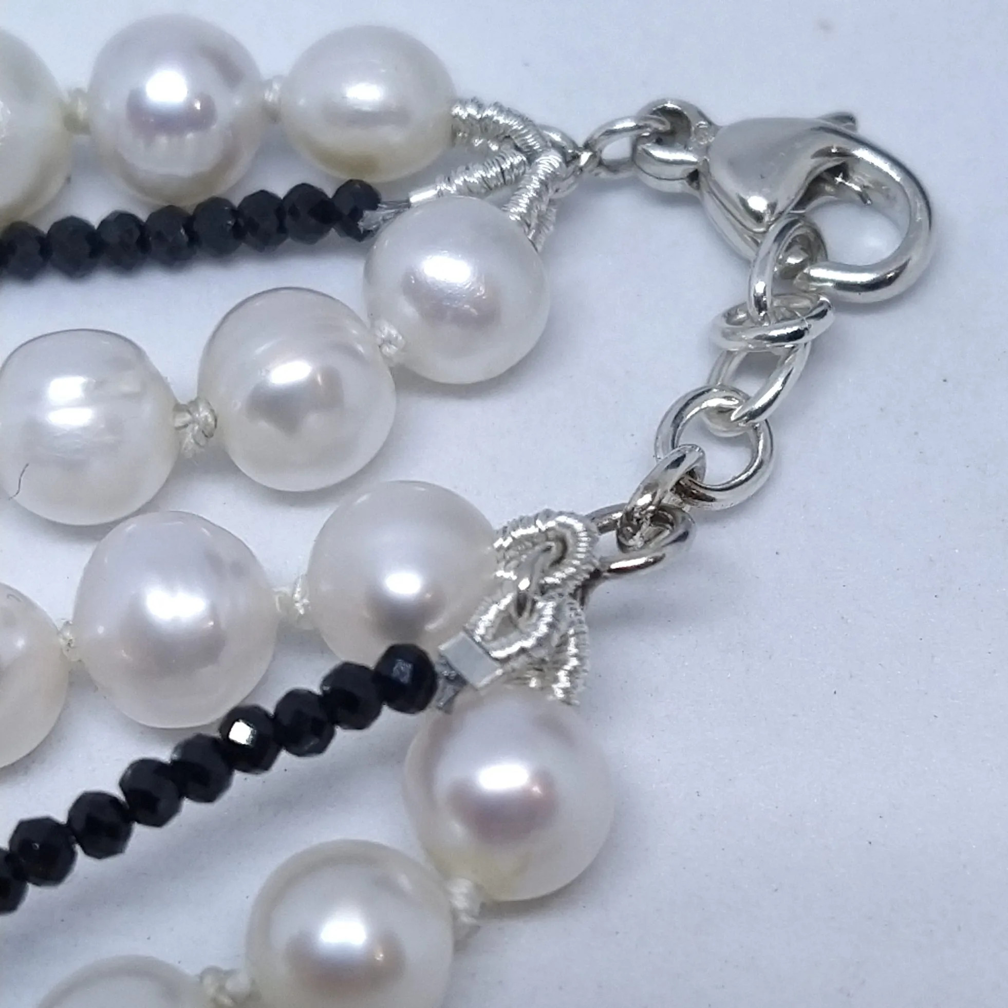 bracelet perles d'eau douce et spinelle